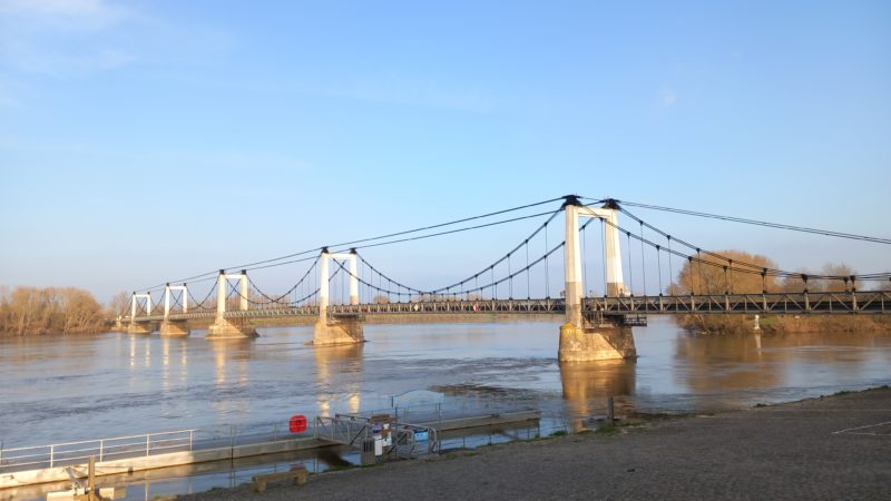 De paille et de bois, chambres d'hôtes et gîte écologique en Anjou Val de Loire : La Loire, le pont de Montjean