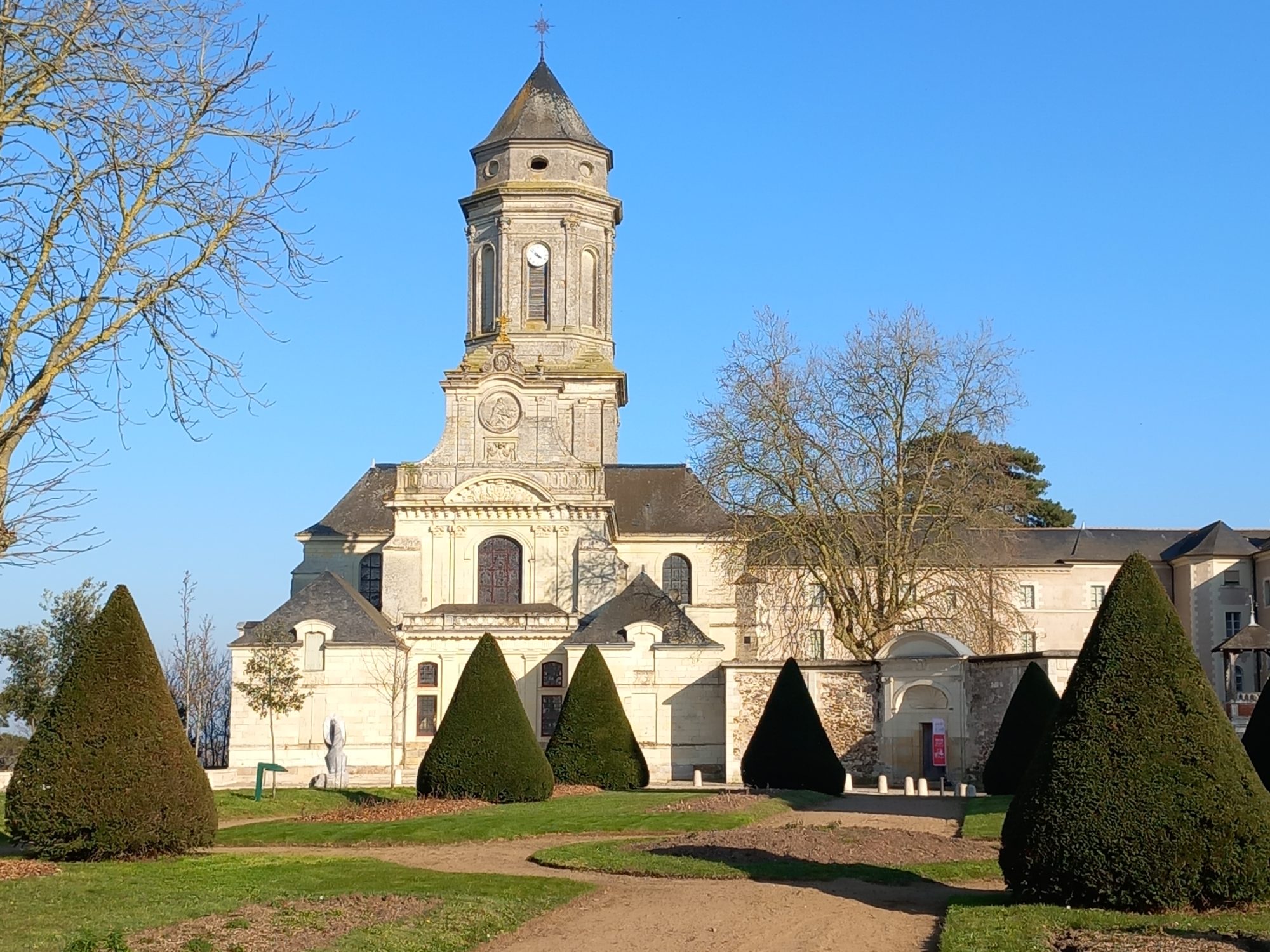 De paille et de bois, chambres d'hôtes et gîte écologique en Anjou Val de Loire : abbatiale de Saint-Florent le Viel