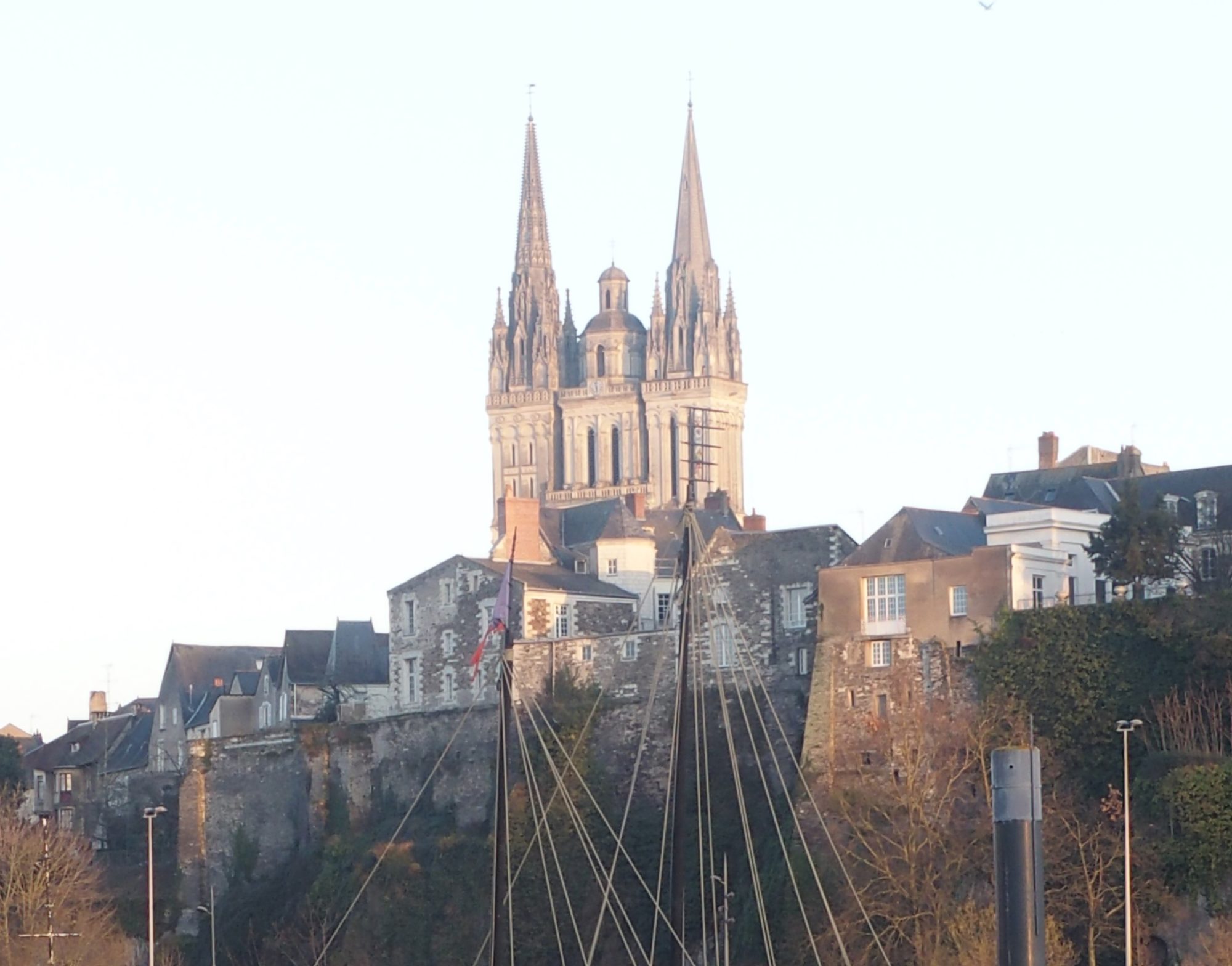 De paille et de bois, chambres d'hôtes et gîte écologique en Anjou Val de Loire : cathédrale d'Angers