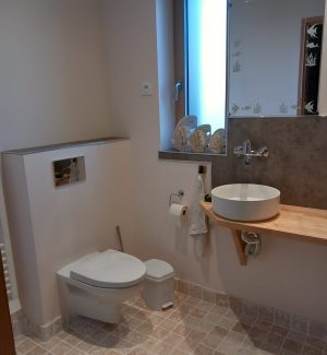 De paille et de bois, chambres d'hôtes et gîte écologique en Anjou Val de Loire : la salle de bain, vue 2