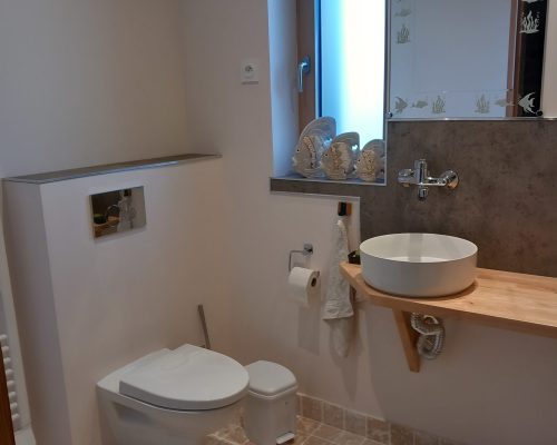 De paille et de bois, chambres d'hôtes et gîte écologique en Anjou Val de Loire : la salle de bain, vue 2
