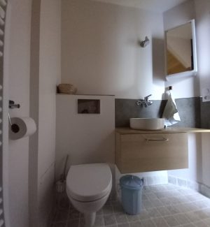 De paille et de bois, chambres d'hôtes et gîte écologique en Anjou Val de Loire : la salle de bain côté jardin