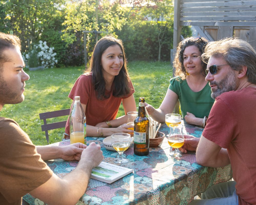 apero-terrasse-chambre-d'hôtes-de-paille-et-de-bois-couples-amis-la-pommeraye-msl-été-2026©Dominique Drouet -0J2A9336 (13)