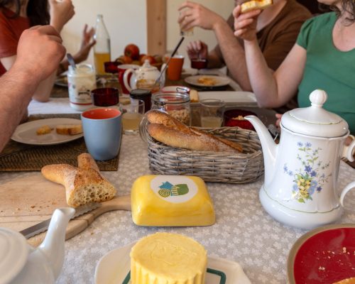 petit-déjeuner-chambre-d'hôtes-de-paille-et-de-bois-couples-amis-la-pommeraye-msl-été-2026©Dominique Drouet -0J2A9155 (5)