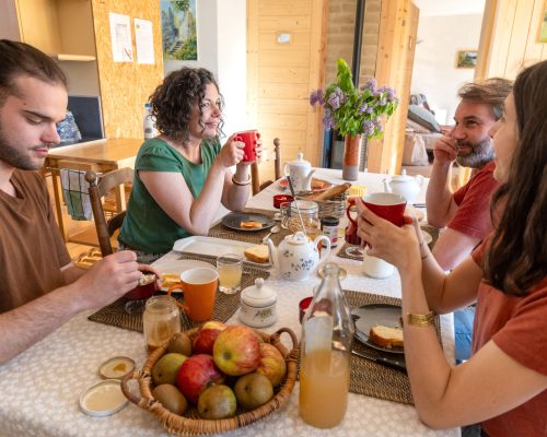 petit-déjeuner-chambre-d'hôtes-de-paille-et-de-bois-couples-amis-la-pommeraye-msl-été-2026©Dominique Drouet -0J2A9155 (6)