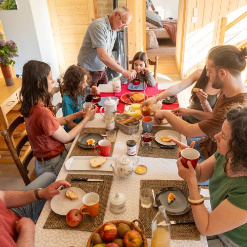 petit-déjeuner-famille-enfants-gîte-chambres-d'hôtes-de-paille-et-de-bois-la-pommeraye-msl-été-2026©Dominique Drouet -0J2A9241 (6)