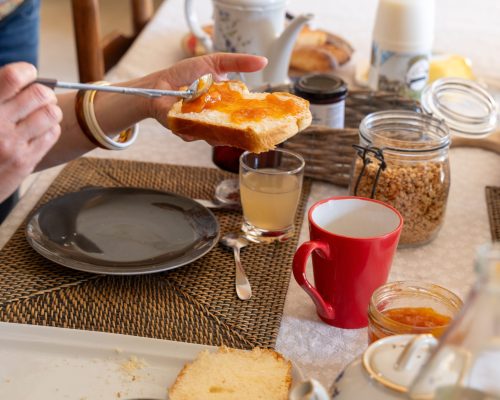 petit-déjeuner-produits-locaux-gîte-de-paille-et-de-bois-la-pommeraye-msl-2026©Dominique Drouet -0J2A9197 (3)