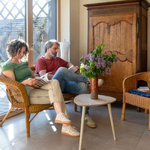 salon-lecture-chambre-d'hôtes-de-paille-et-de-bois-couples-la-pommeraye-msl-été-2026©Dominique Drouet -0J2A9243 (1)